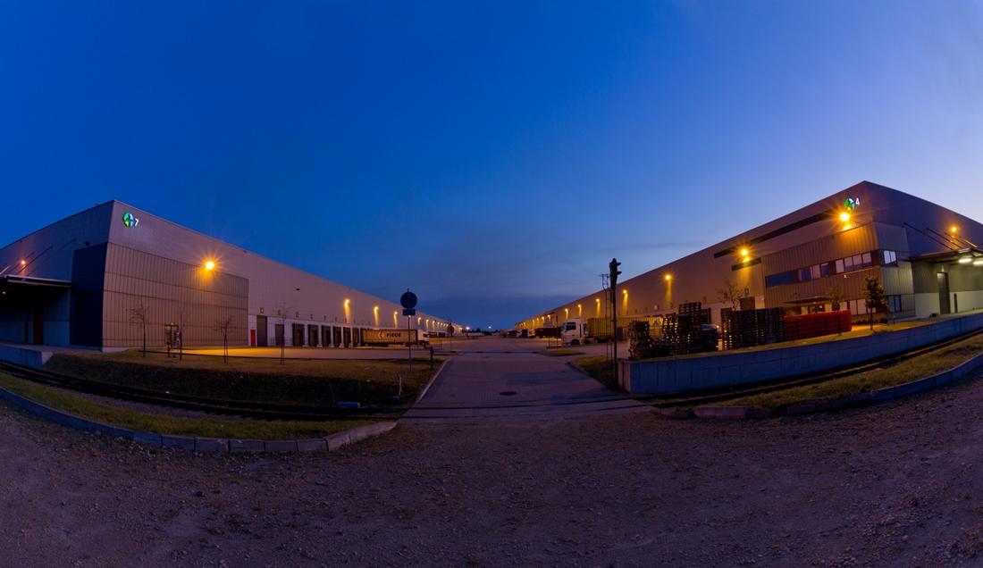 Zdjęcie zrealizowane nocą, przedstawia oświetlony obiekt magazynowy ''nr 3'' - Prologis Park Dąbrowa.Zdjęcie zrealizowane nocą, przedstawia oświetlony obiekt magazynowy ''nr 3'' - Prologis Park Dąbrowa.