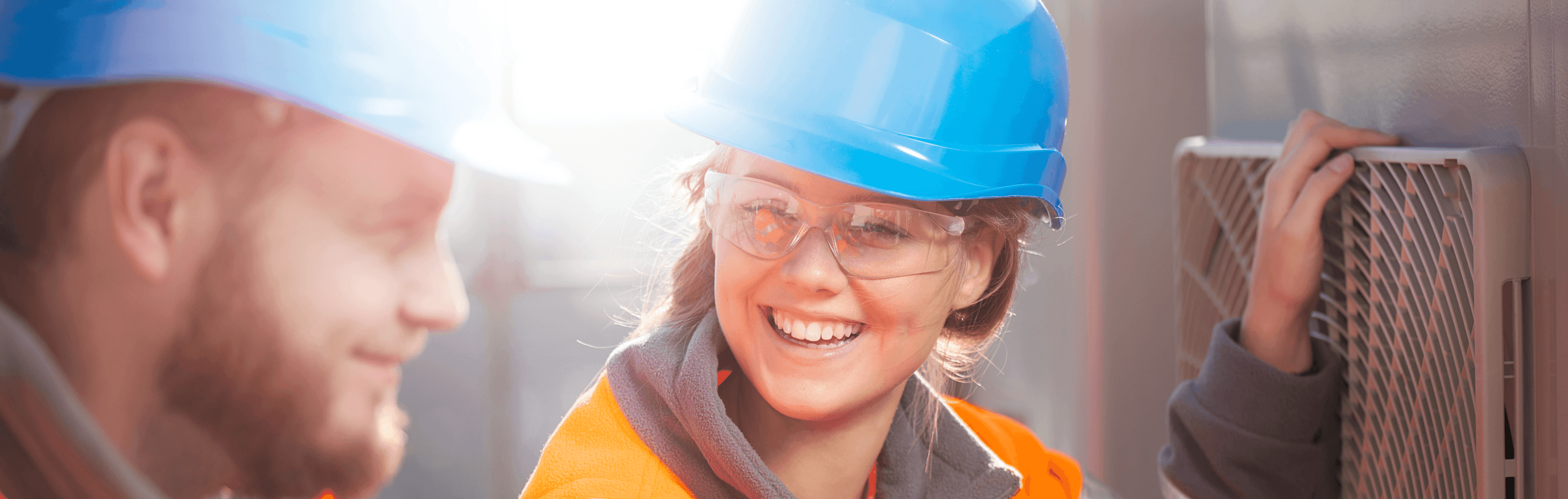 Uśmiechnięci pracownicy magazynowi