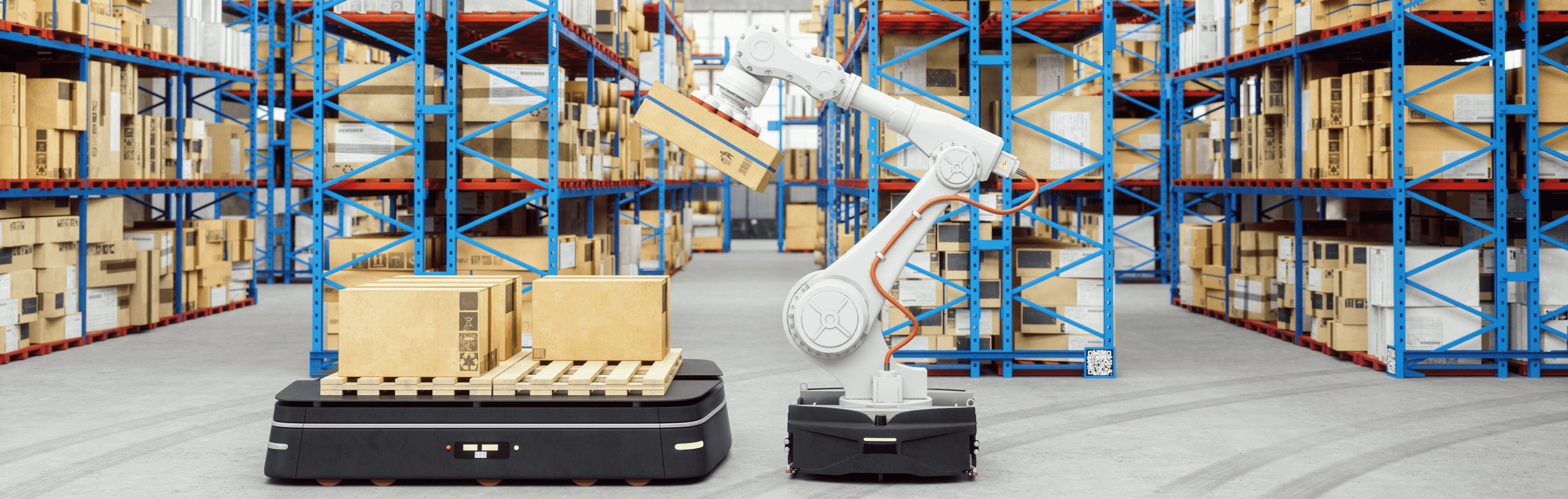 Nowoczesny magazyn z automatyzacją - roboty mobilne AGV transportujące kartony w przestrzeni magazynowej z wysokimi regałami paletowymi i ramieniem robotycznym.