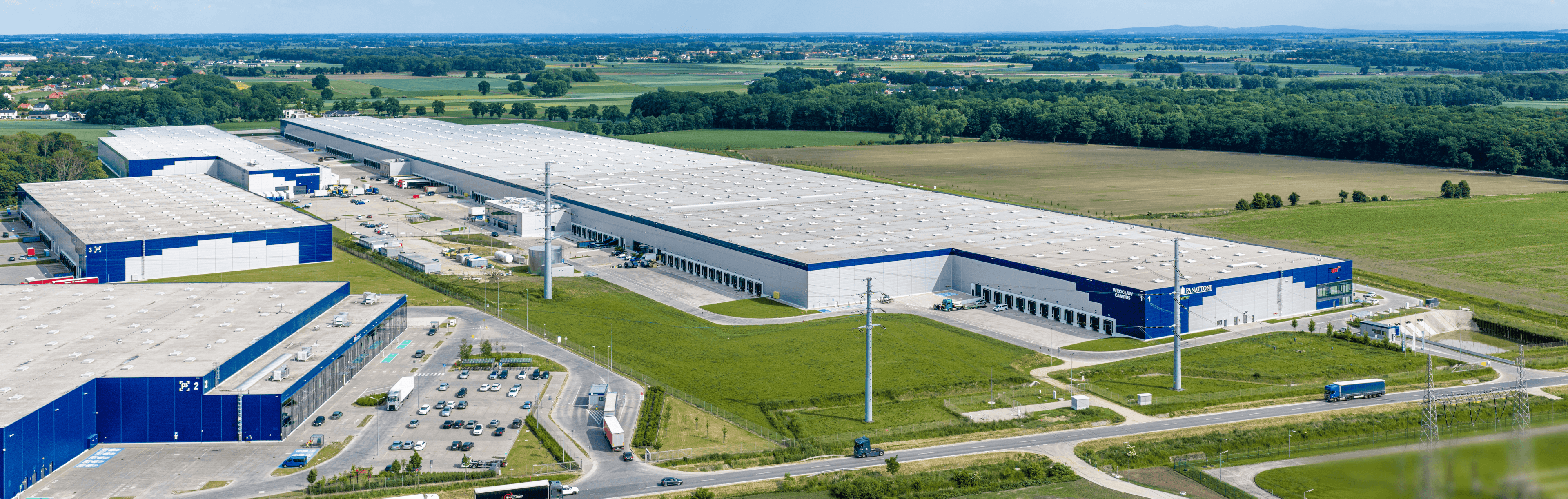 Widok z lotu ptaka na kompleks logistyczny Wrocław Campus 2 w Krzyżowicach – nowoczesny magazyn z niebieskimi akcentami