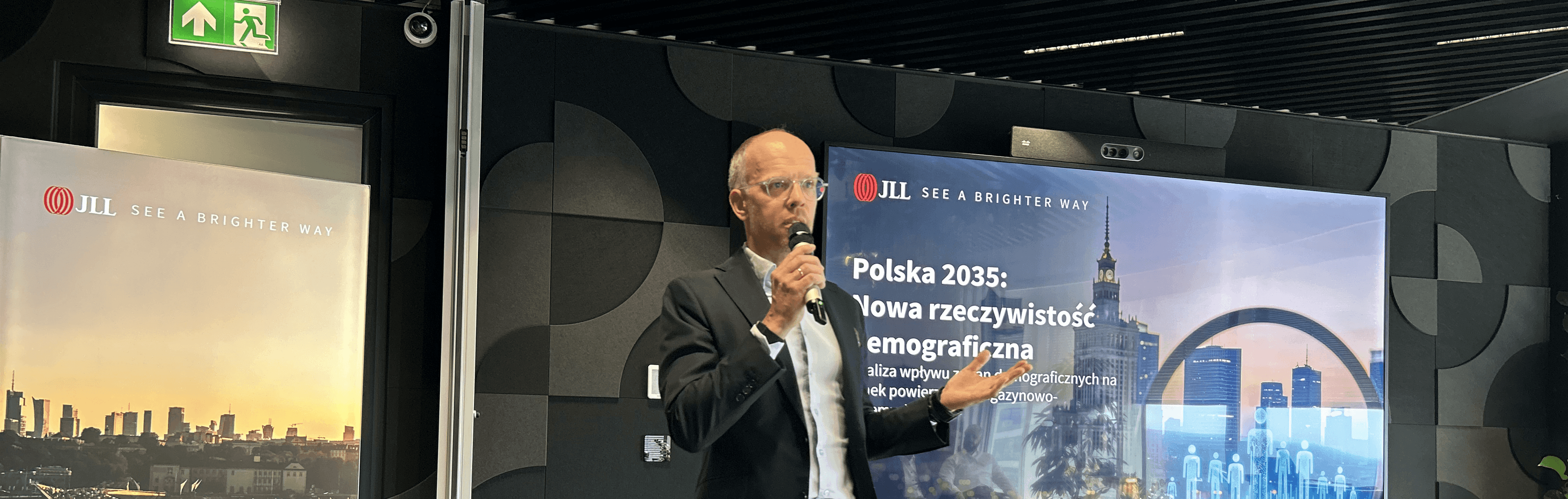 Tomasz Mika from JLL presenting a report on the Polish warehouse market and the impact of demographic changes on commercial real estate in Poland through 2035.