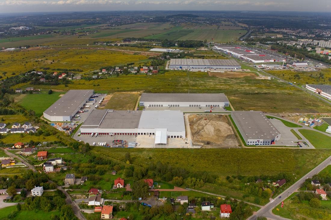 Zdjęcie lotnicze prezentuje kompleks magazynowy Alliance Silesia Logistics Center, zlokalizowany w Czeladzi, tuż obok drogi krajowej nr 86.
