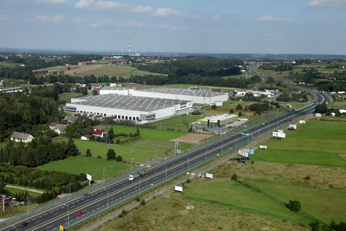 Zdjęcie lotnicze prezentuje kompleks magazynowy Panattoni Park Bielsko-Biała, zlokalizowany w bliskim sąsiedztwie drogi ekspresowej S1.