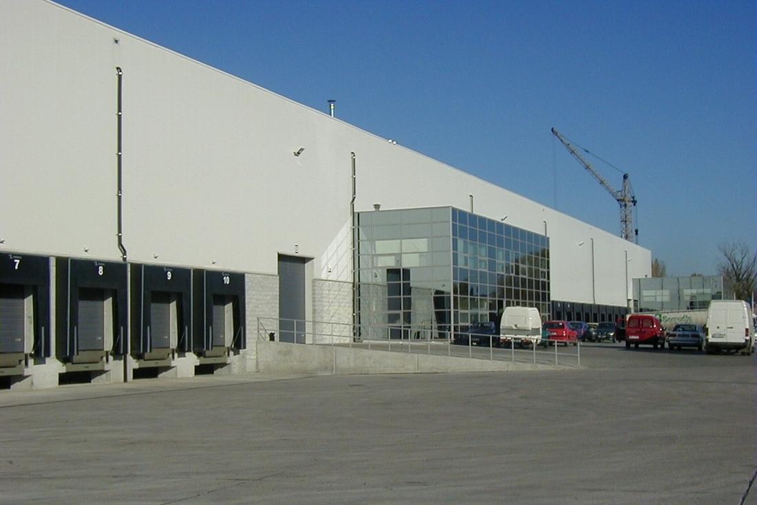 Zdjęcie przedstawia plac manewrowy Bokserska Office&Distribution Center, w tle obiekt magazynowy .