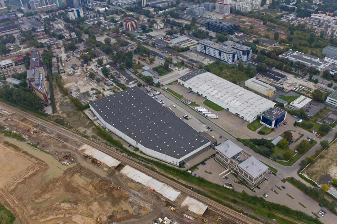 Zdjęcie lotnicze ukazuje magazyn Bokserska Office&Distribution Center, zlokalizowany w warszawskiej dzielnicy Mokotów.