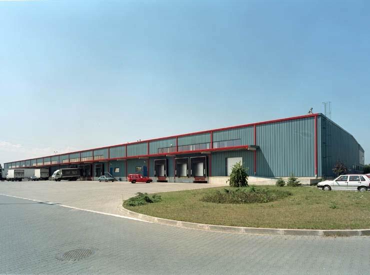 Zdjęcie prezentuje plac manewrowy Logistics Center Kraków I, w tle doki oraz budynek magazynowy.