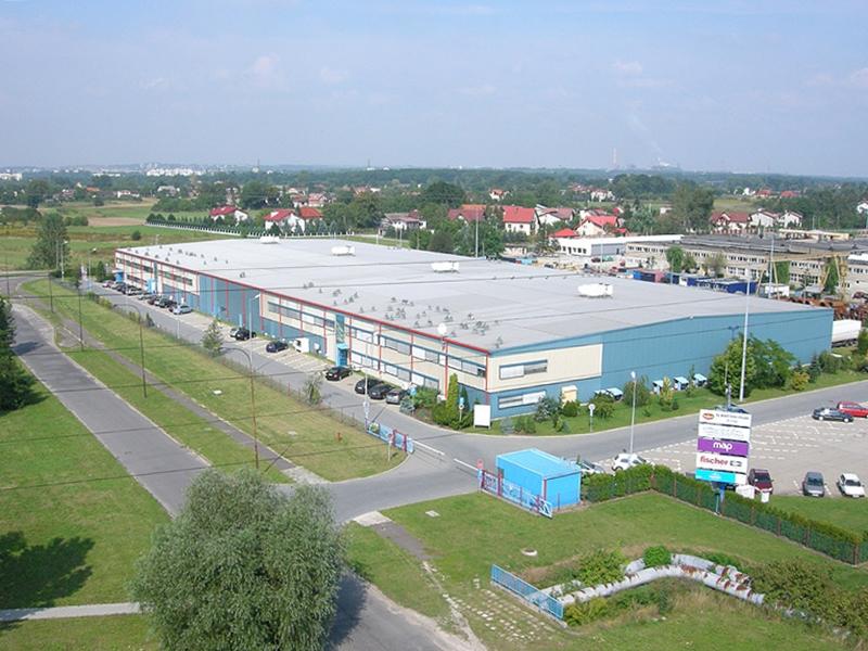 Zdjęcie lotnicze prezentuje obiekt magazynowy Logistics Center Kraków I, zlokalizowany w przemysłowej dzielnicy Krakowa.