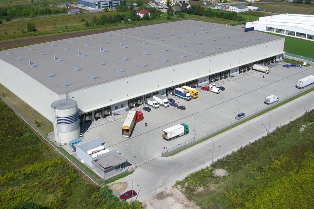 Zdjęcie lotnicze prezentuje budynek magazynowy Logistics Center Kraków II, położony na terenie  krakowskiej dzielnicy Rybitwy.