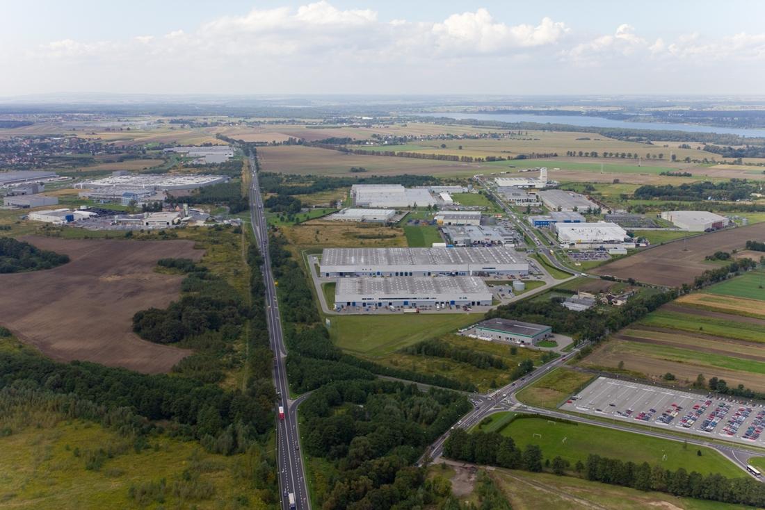 Zdjęcie lotnicze przedstawia kompleks magazynowy Diamond Business Park Gliwice, usytuowany w bliskim sąsiedztwie drogi krajowej nr 88.