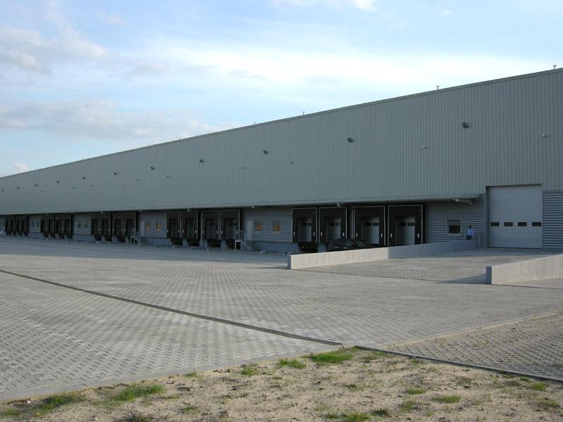 Zdjęcie ukazuje plac manewrowy Silesian Logistics Centre, w tle fragment budynku magazynowego ,,nr. 1’’.
