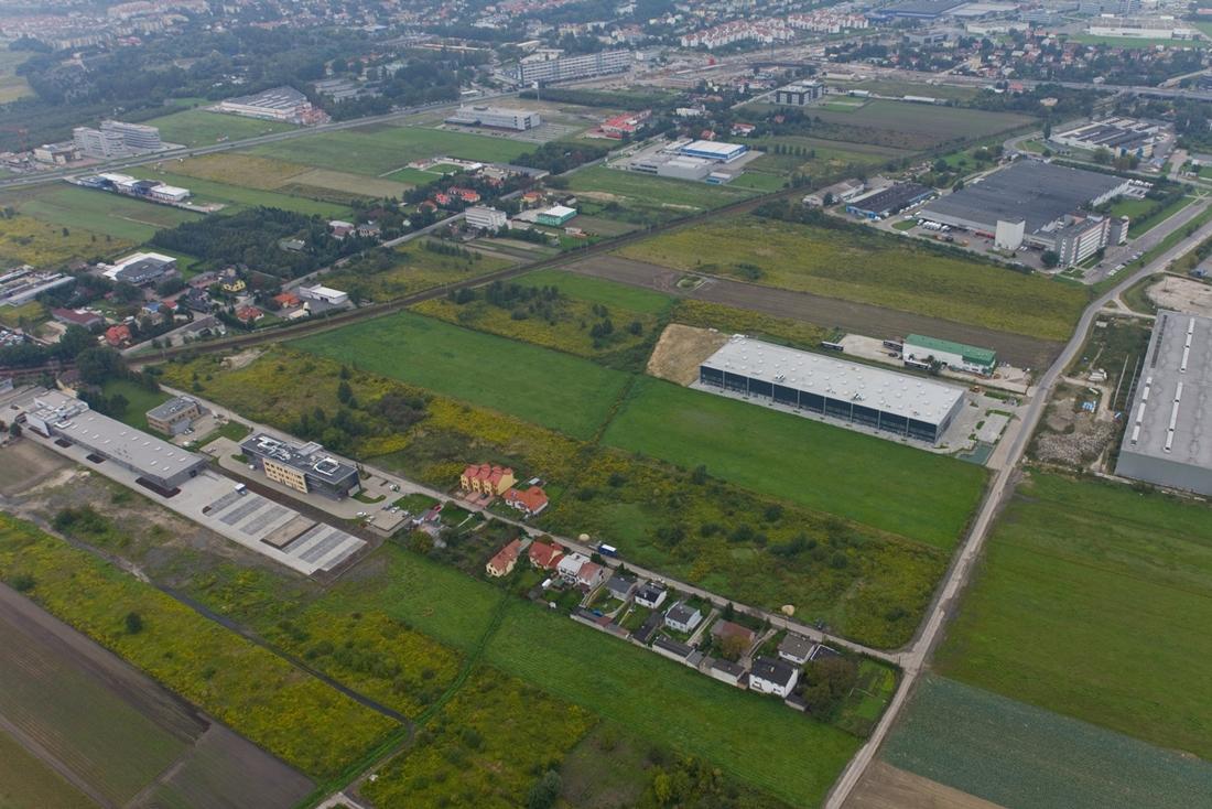 Zdjęcie lotnicze prezentuje obiekt biurowo-magazynowy Ideal Idea Park II, położony w pobliżu Południowej Obwodnicy Warszawy.