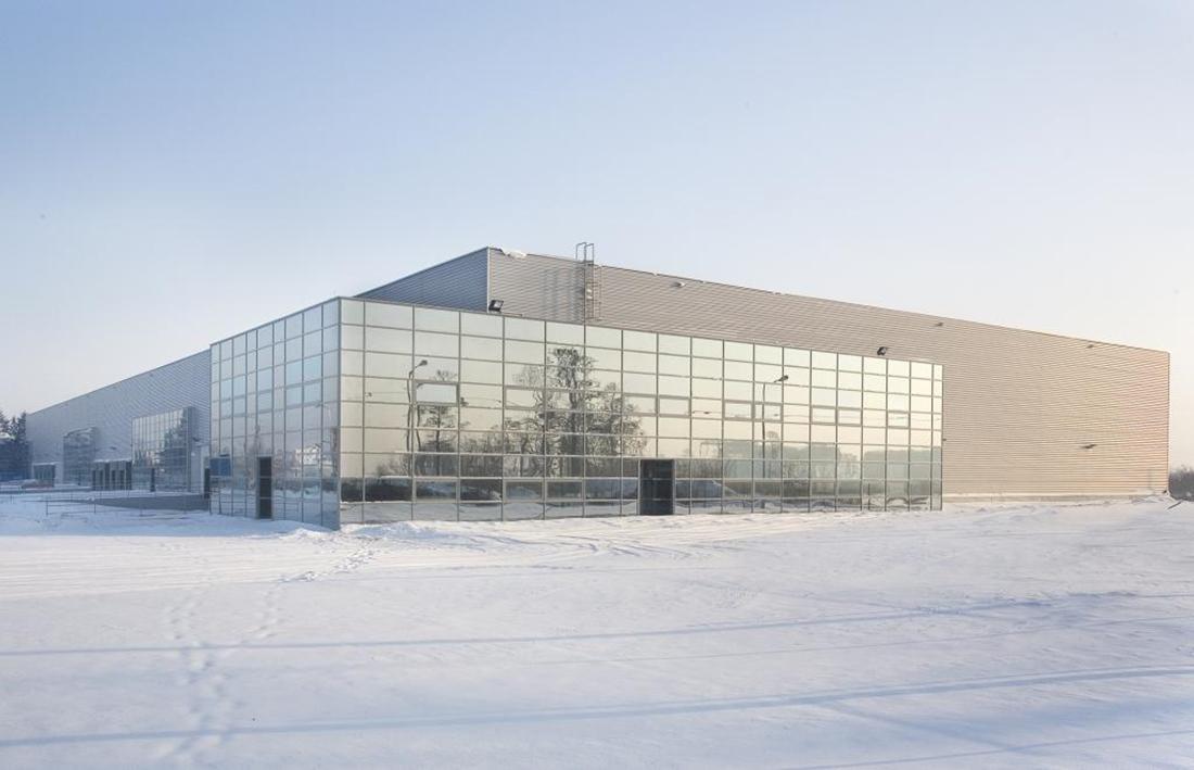 Zdjęcie przedstawia obiekt biurowy Krakowska Distribution Park, zimą.