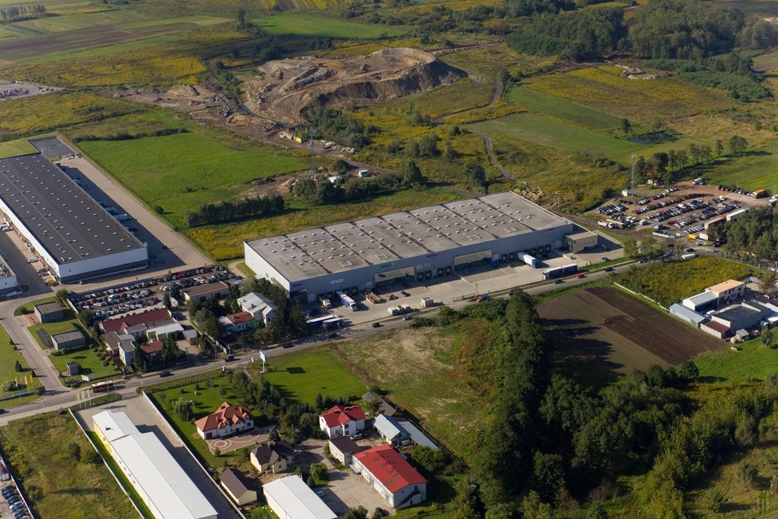 Zdjęcie lotnicze przedstawia budynek magazynowo-biurowy Krakowska Distribution Park, położony na warszawskich Włochach.