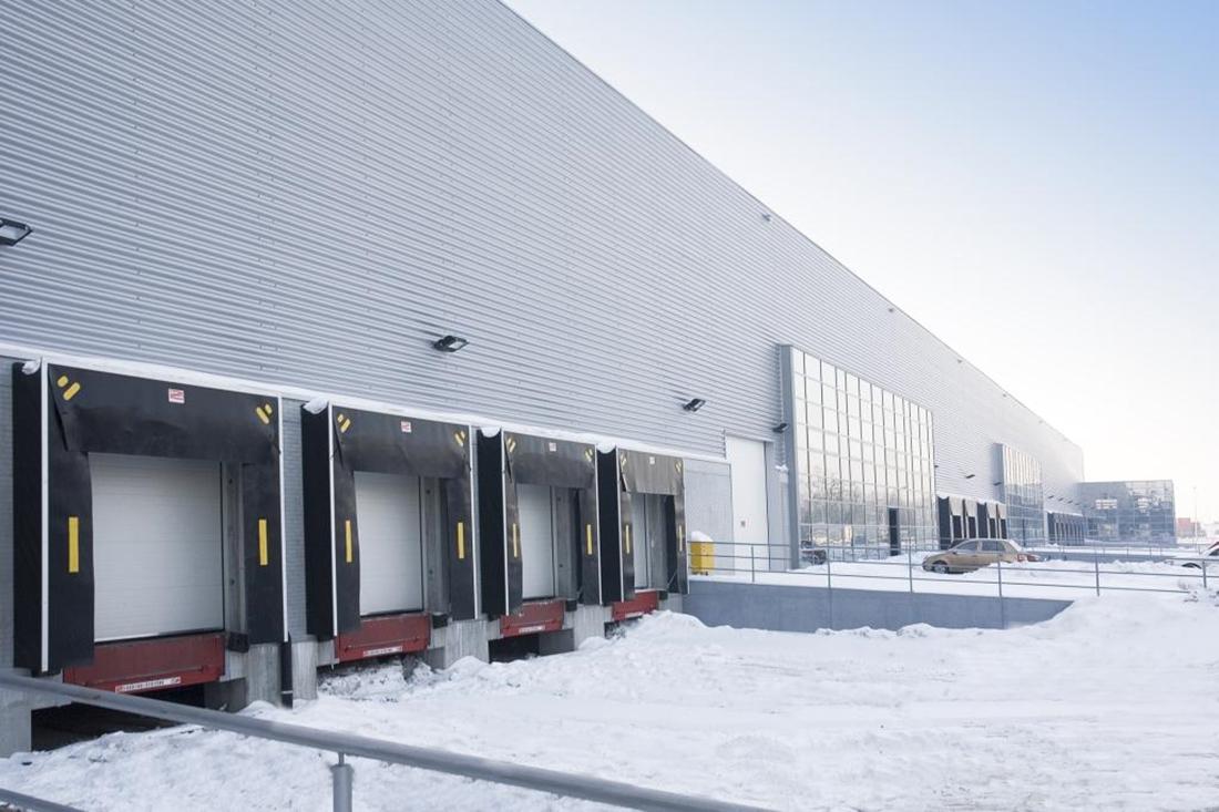 Zdjęcie ukazuje podjazd oraz doki załadunkowe Krakowska Distribution Park, w zimie.