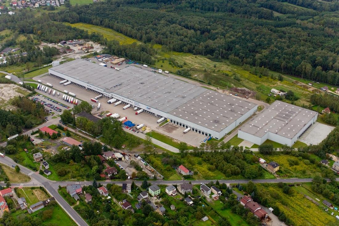 Zdjęcie lotnicze ukazuje kompleks magazynowy Logicor Będzin, zlokalizowany w regionie Górnego Śląska.