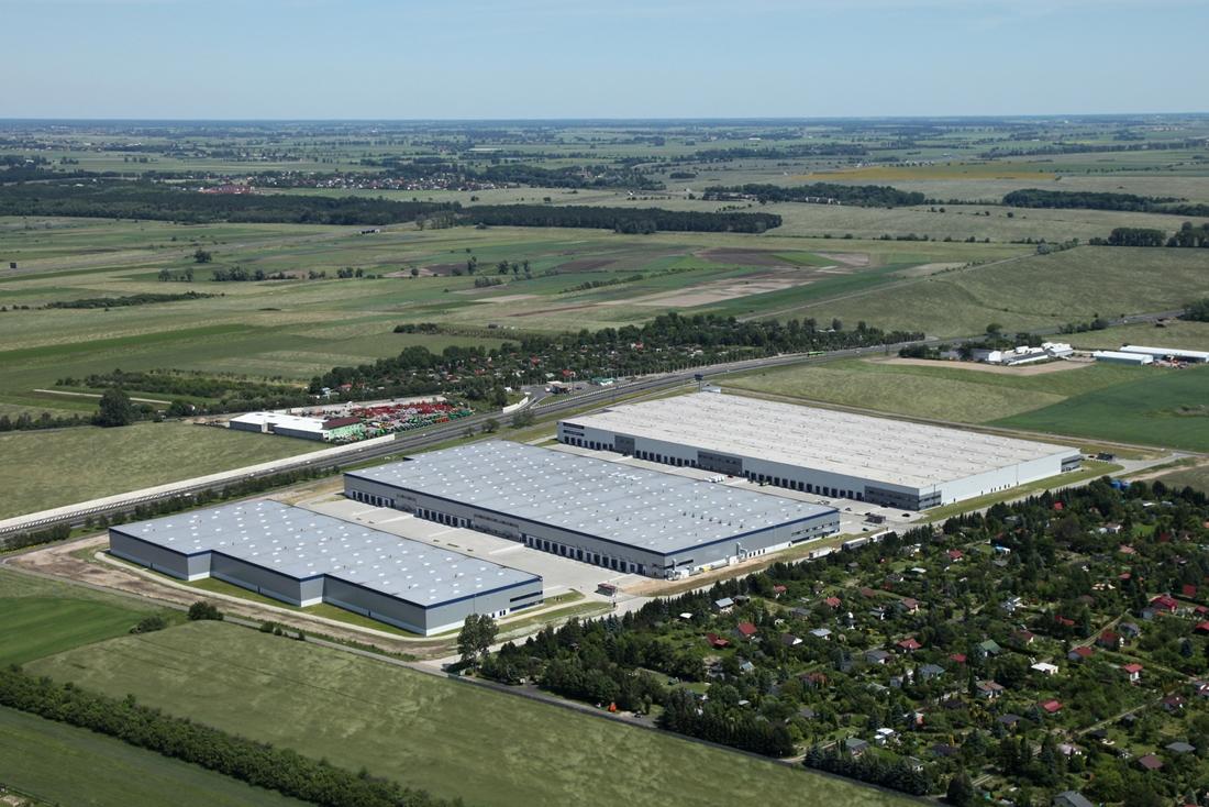 Zdjęcie lotnicze prezentuje kompleks magazynowy Logicor Poznań I, położony tuż obok drogi S11 ( Koszalin – Pyrzowice).