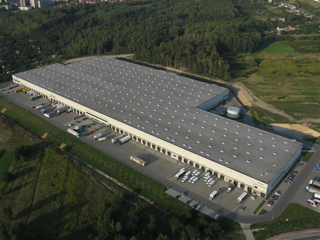 Zdjęcie lotnicze ukazuje kompleks magazynowy Logicor Sosnowiec, zlokalizowany w rejonie Górnego Śląska.