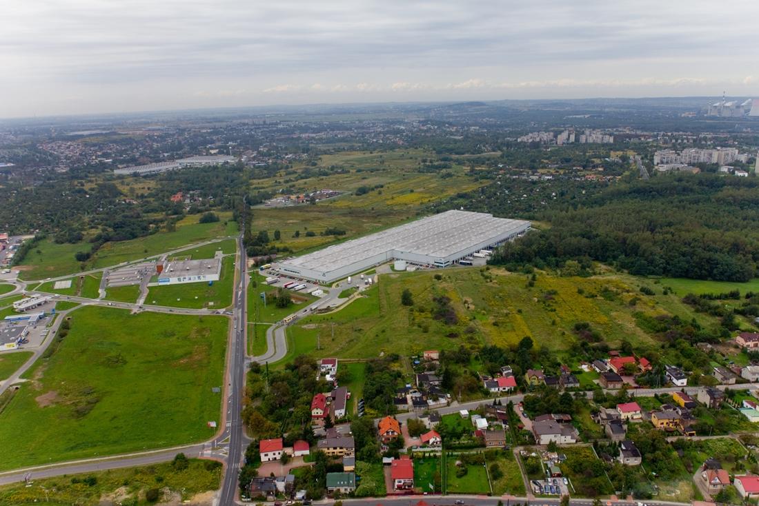 Zdjęcie lotnicze ukazuje kompleks magazynowy Logicor Sosnowiec, zlokalizowany w rejonie Górnego Śląska.