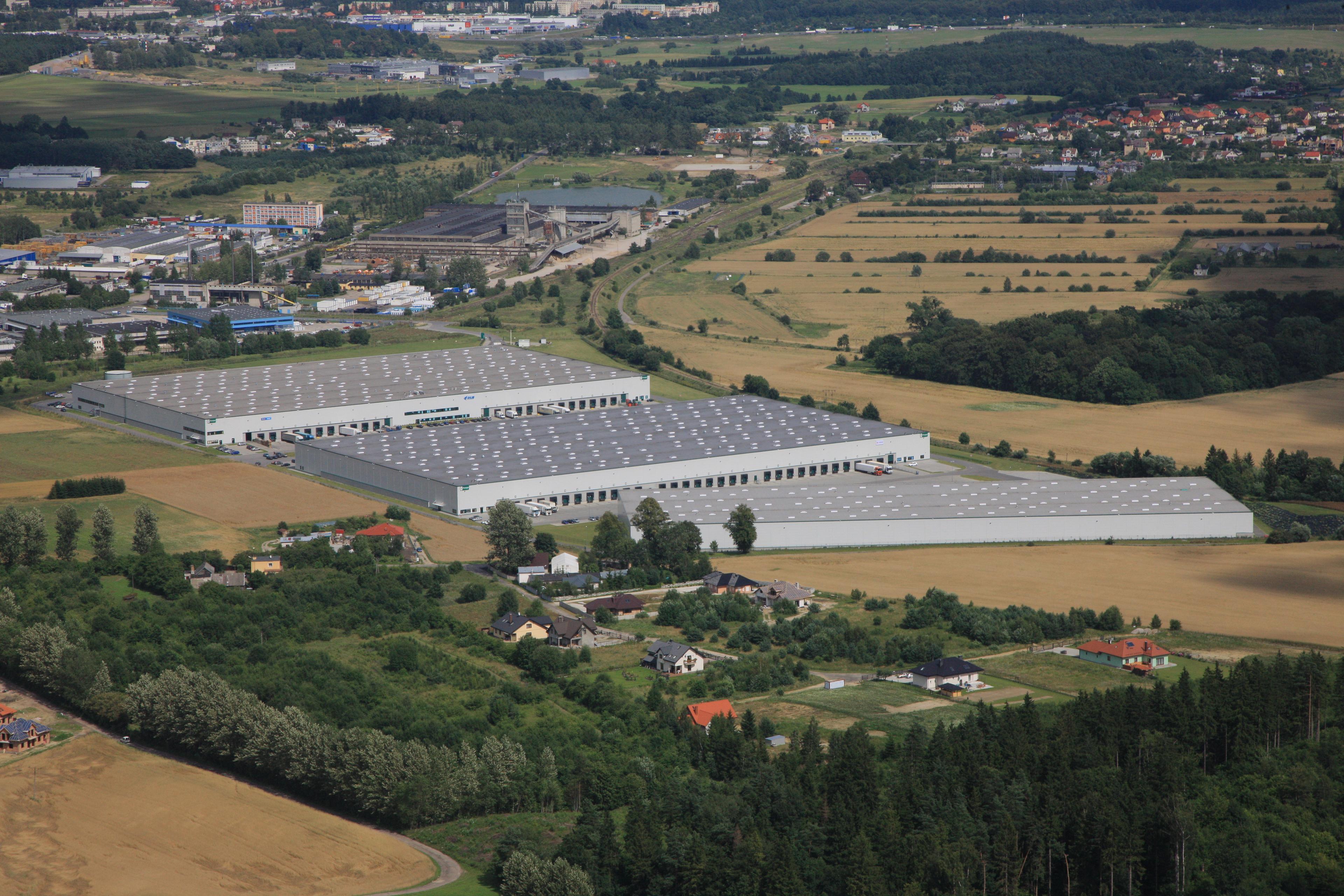 Zdjęcie lotnicze ukazujące komplet budynków magazynowych Park Gdańsk-Airport