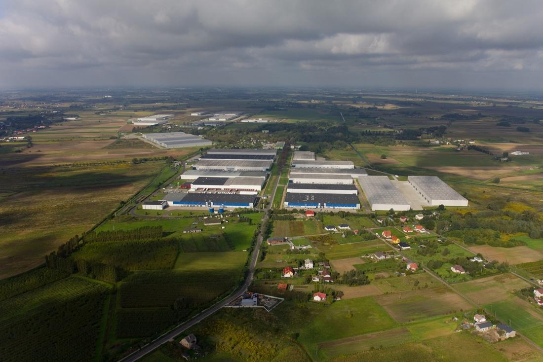 Zdjęcie lotnicze przedstawia kompleks magazynowo-produkcyjny P3 Błonie, zlokalizowany 15 km od Warszawy.