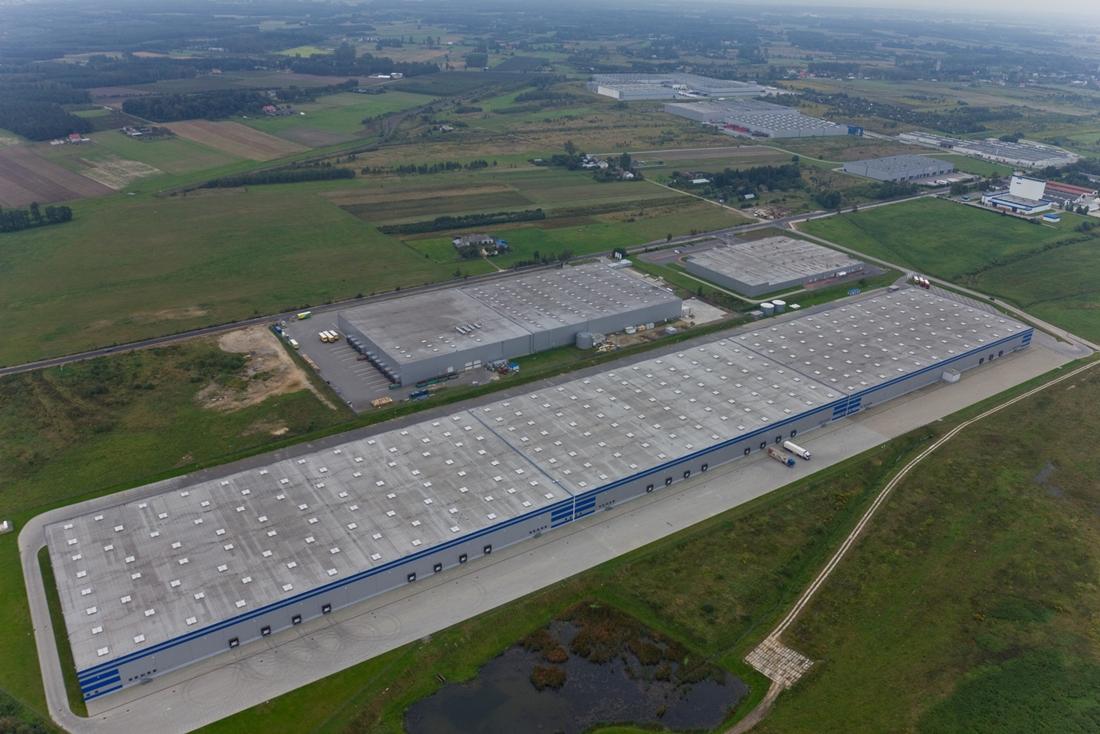 Zdjęcie lotnicze ukazuje kompleks magazynowo-biurowy PointPark Mszczonów, zlokalizowany w dzielnicy przemysłowej Mszczonowa.