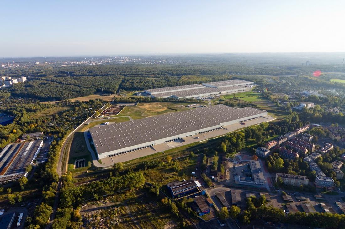 Zdjęcie lotnicze ukazuje kompleks magazynowy Prologis Park Chorzów, położony na Górnym Śląsku, w bliskim sąsiedztwie autostrady A4.