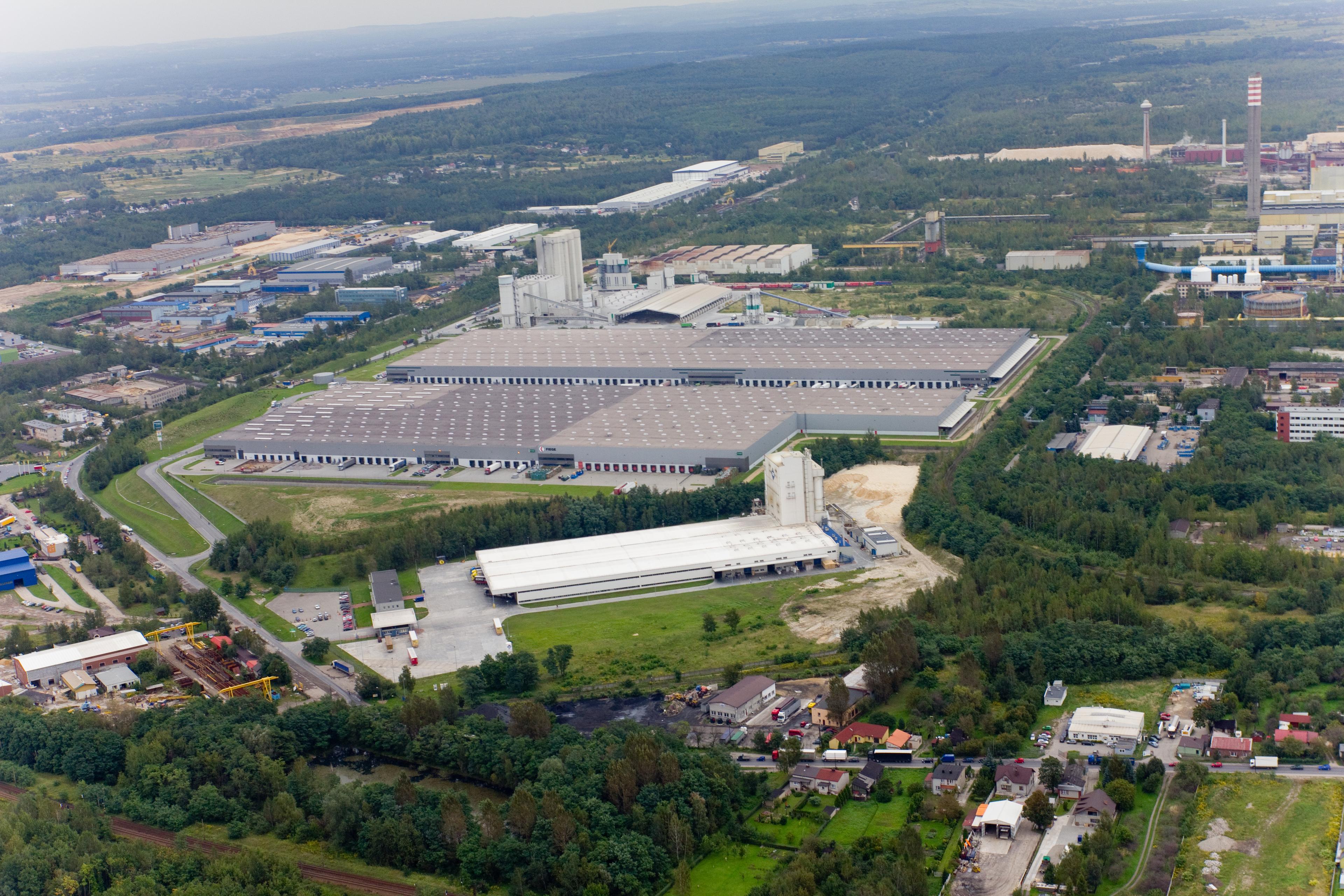 Zdjęcie lotnicze prezentuje magazyny Prologis Park Dąbrowa, zlokalizowane w rejonie Górnego Śląska.