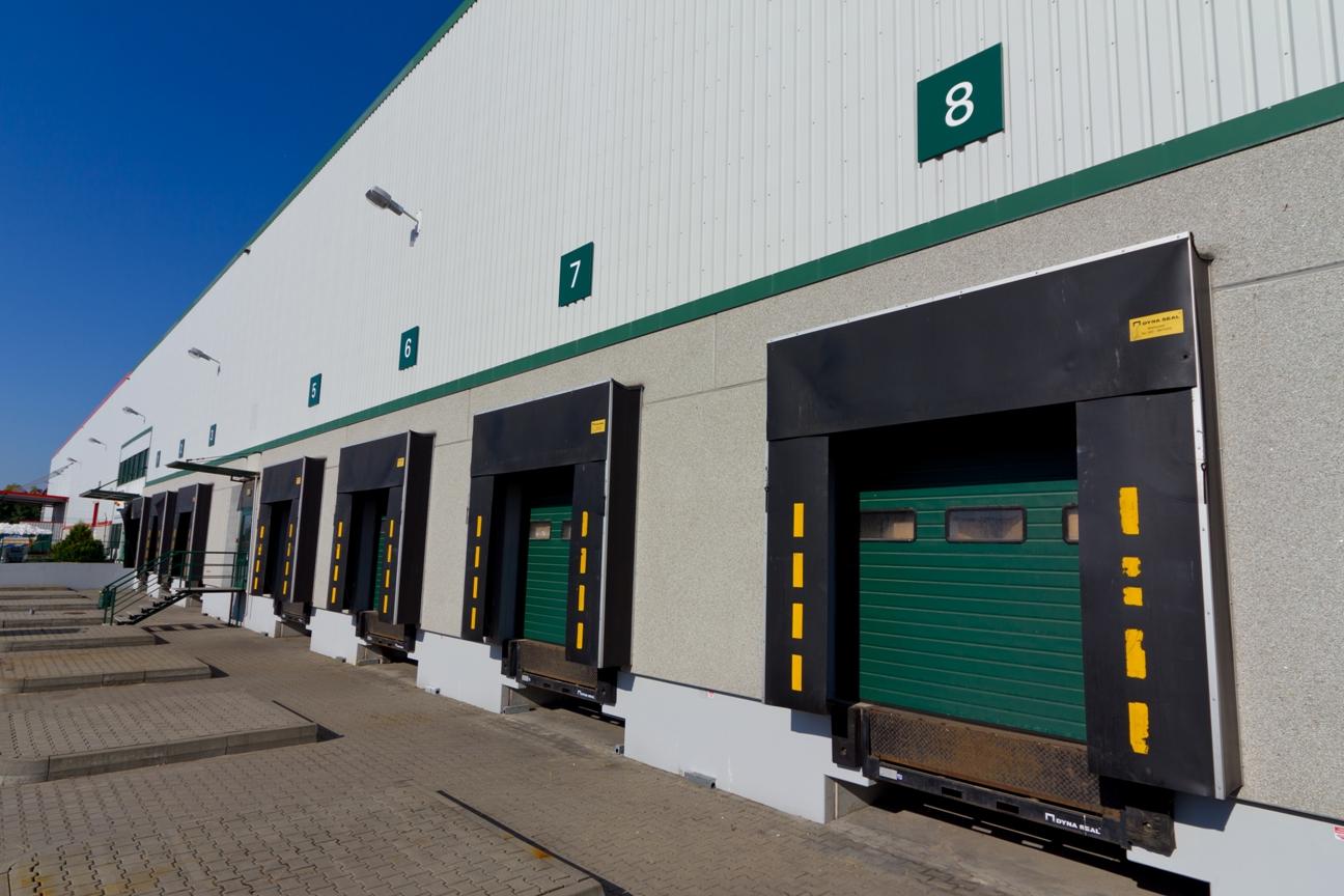 Zdjęcie ukazuje doki w obiekcie magazynowym Prologis Park Poznań I.
