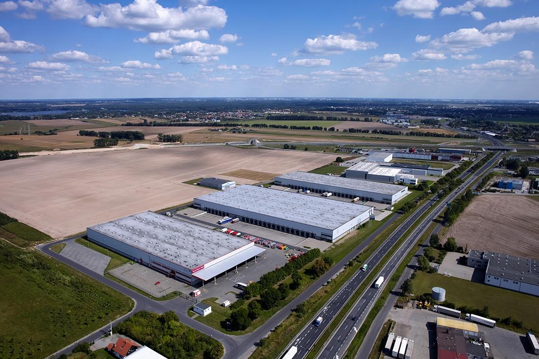 Zdjęcie lotnicze prezentuje kompleks magazynowy Prologis Park Poznań I, zlokalizowany w sąsiedztwie Drogi Krajowej nr 92.