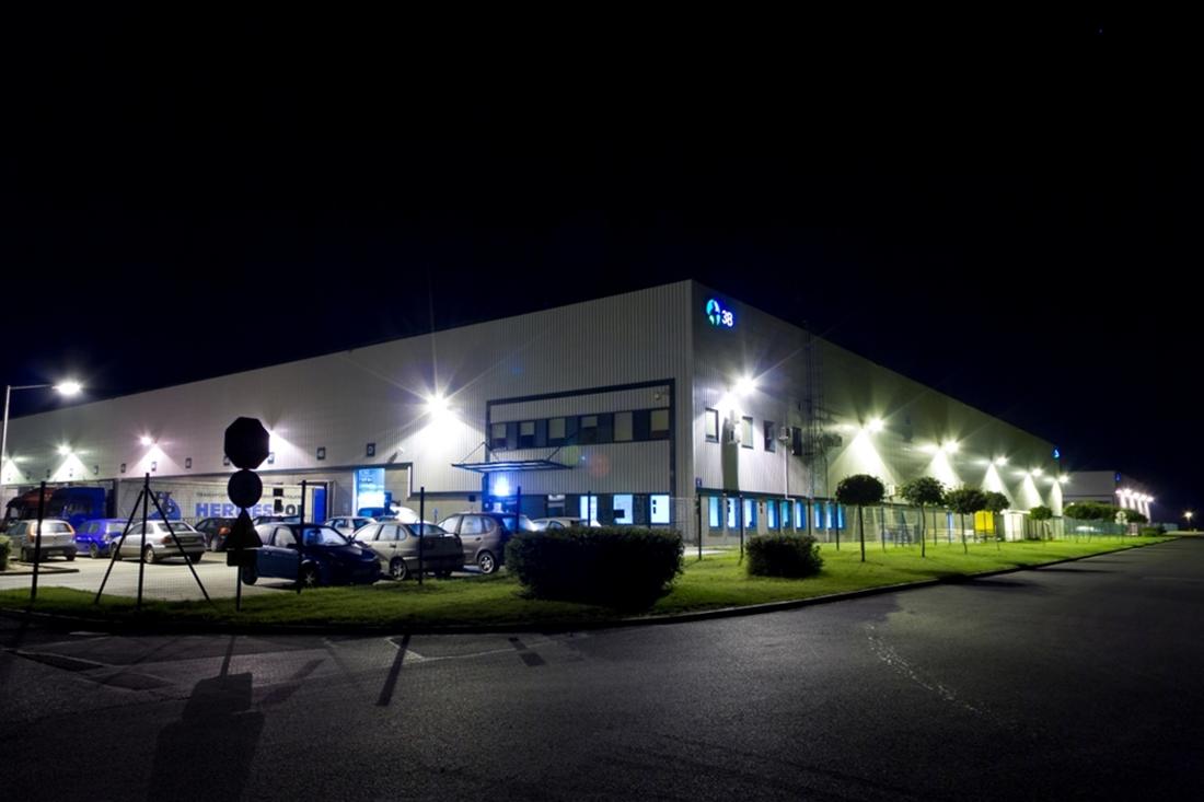 Zdjęcie wykonane nocą, prezentuje oświetlony obiekt magazynowy ''DC 3'' Prologis Park Poznań I.