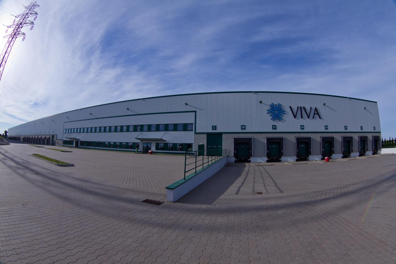 Zdjęcie panoramiczne prezentuje plac manewrowy Prologis Park Teresin, w tle budynek magazynowy z najemcą VIVA.