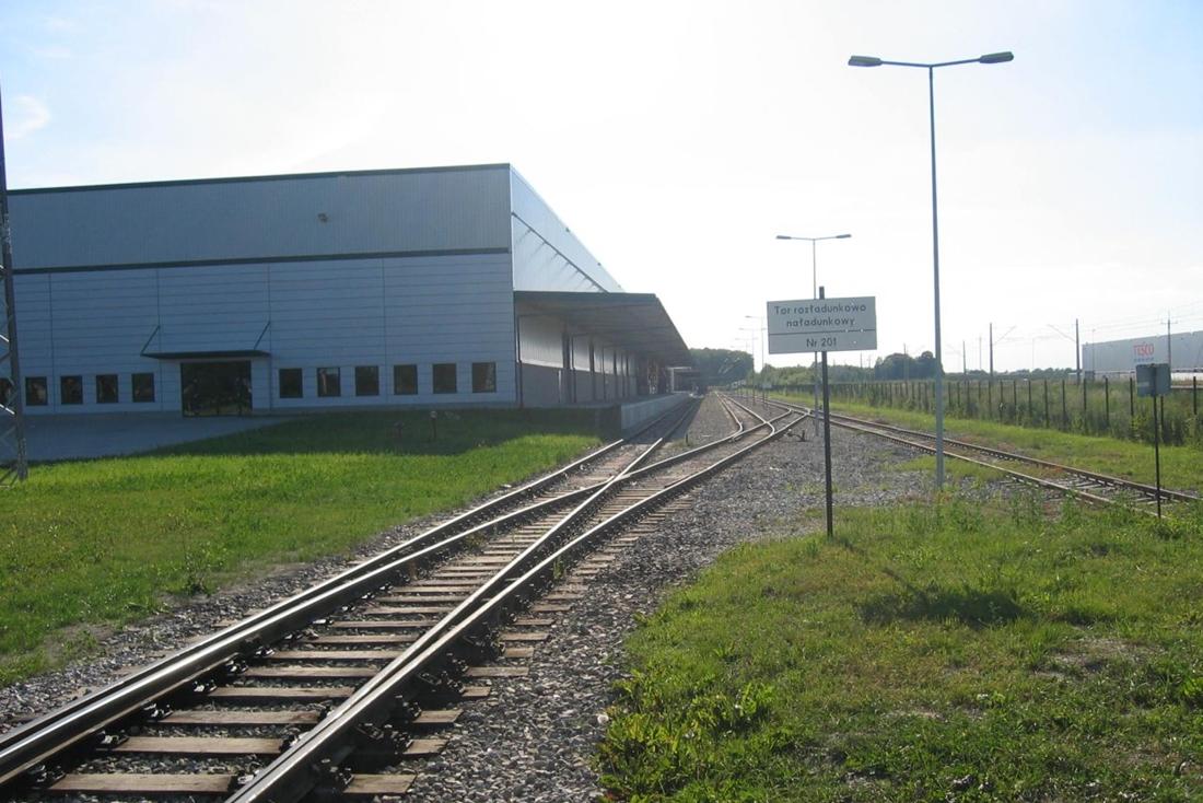 Zdjęcie prezentuje bocznice kolejową Prologis Park Teresin oraz fragment obiektu magazynowego ,,nr.3’’.