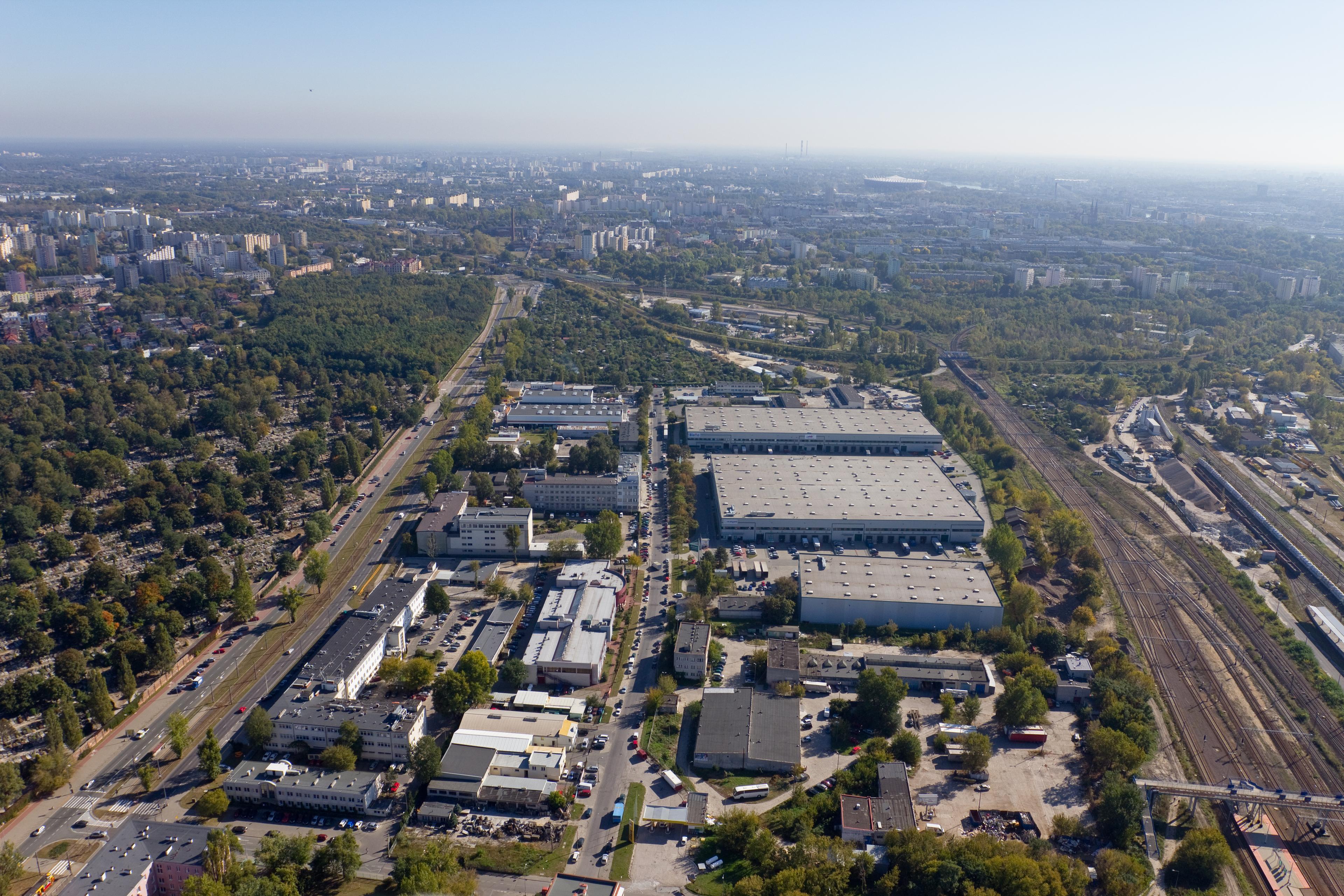 Zdjęcie lotnicze ukazuje kompleks magazynowy Prologis Park Warsaw II, usytuowany w przemysłowej dzielnicy Praga.