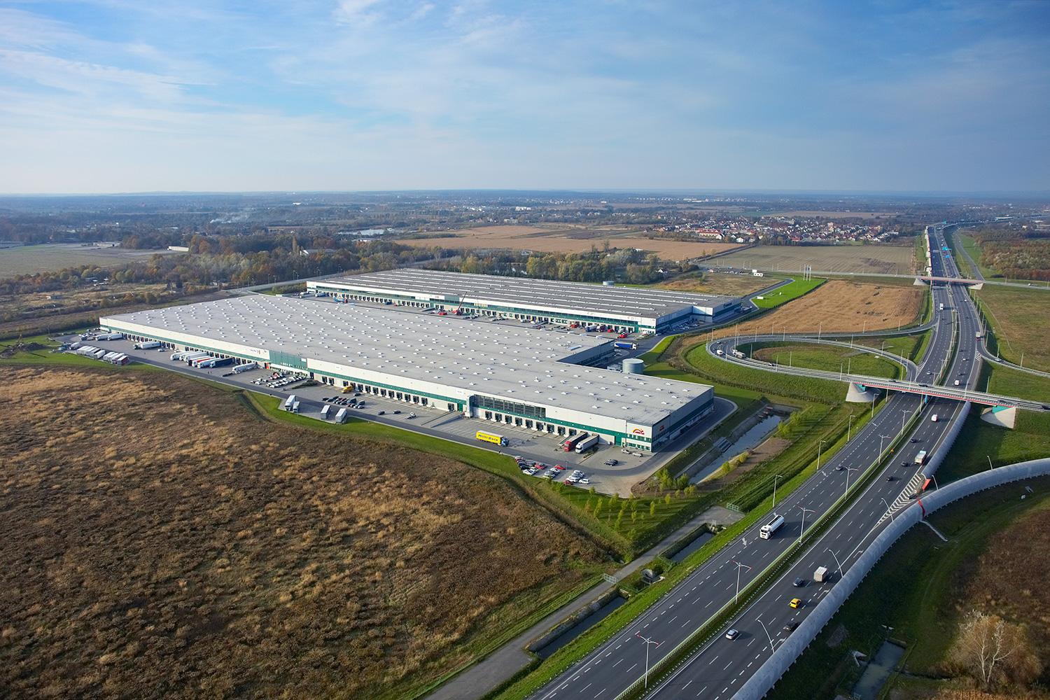 Zdjęcie lotnicze ukazuje 4 obiekty magazynowe Prologis Park Wrocław III, zlokalizowane na terenie miasta Wrocław.