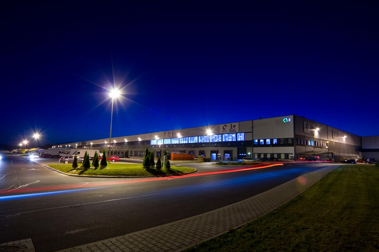 Zdjęcie zrealizowane nocą, prezentuje obiekt magazynowy ''nr. 3'' Prologis Park Wrocław III.