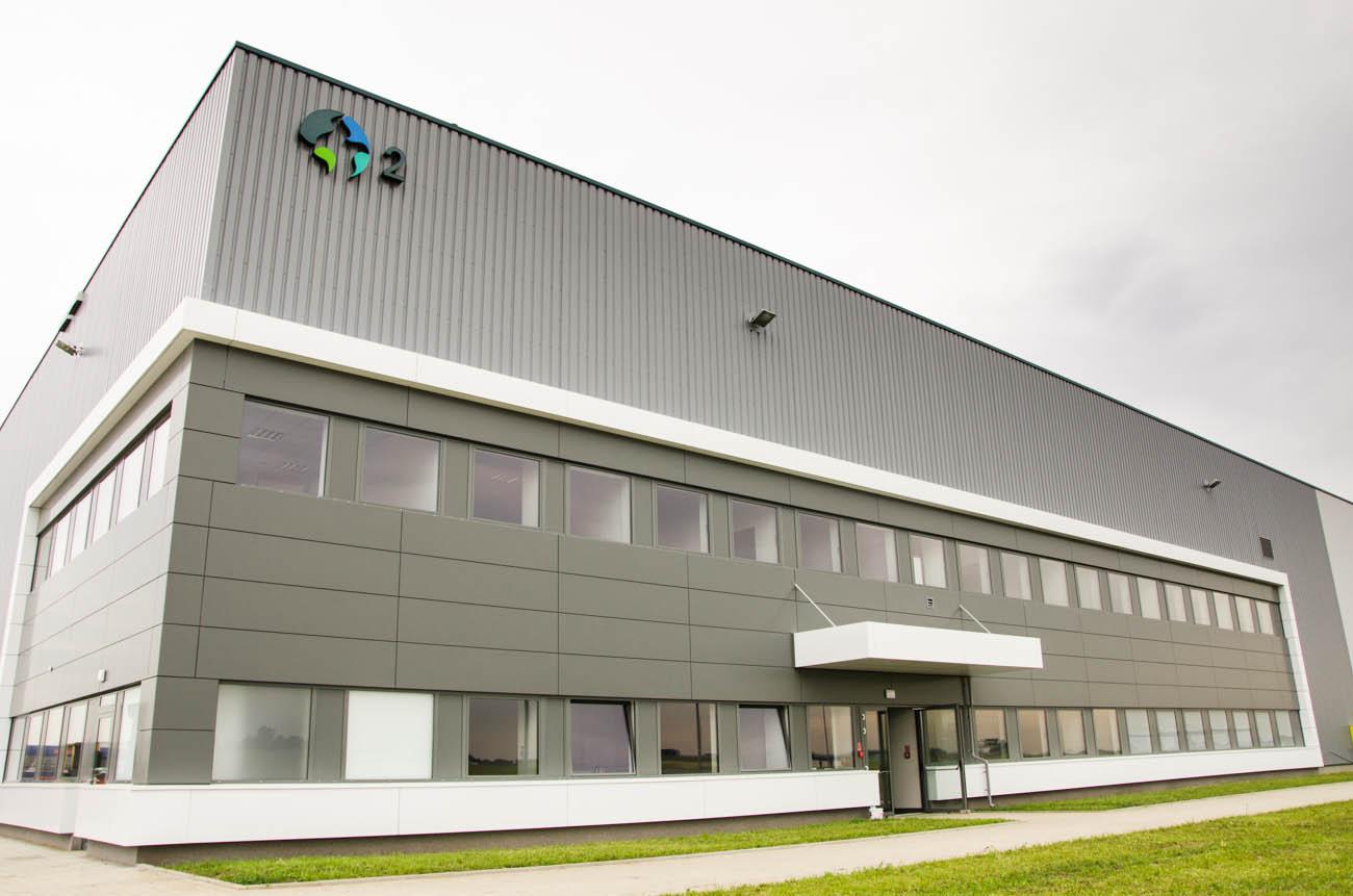 Zdjęcie wykonane w pochmurny dzień, prezentuje wejście do części biurowej ''DC 2'' Prologis Park Wrocław V.