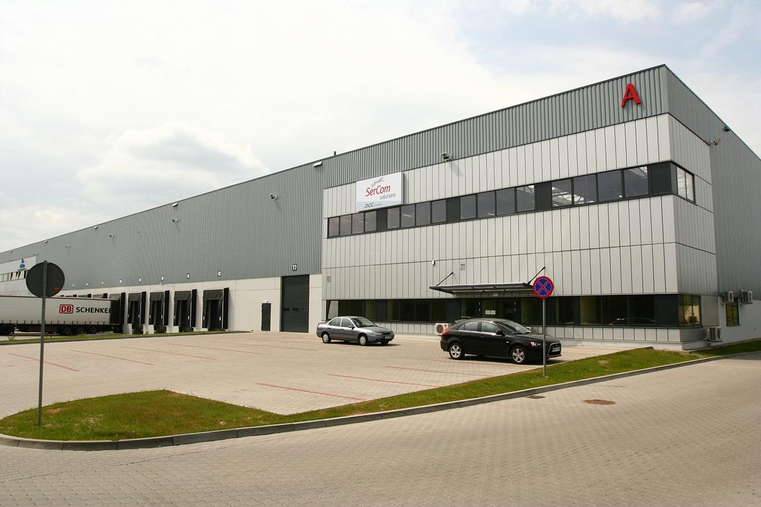 Zdjęcie prezentuje parking SEGRO Business Park Łódź, w tle widać obiekt magazynowo-biurowy ,,A’’.