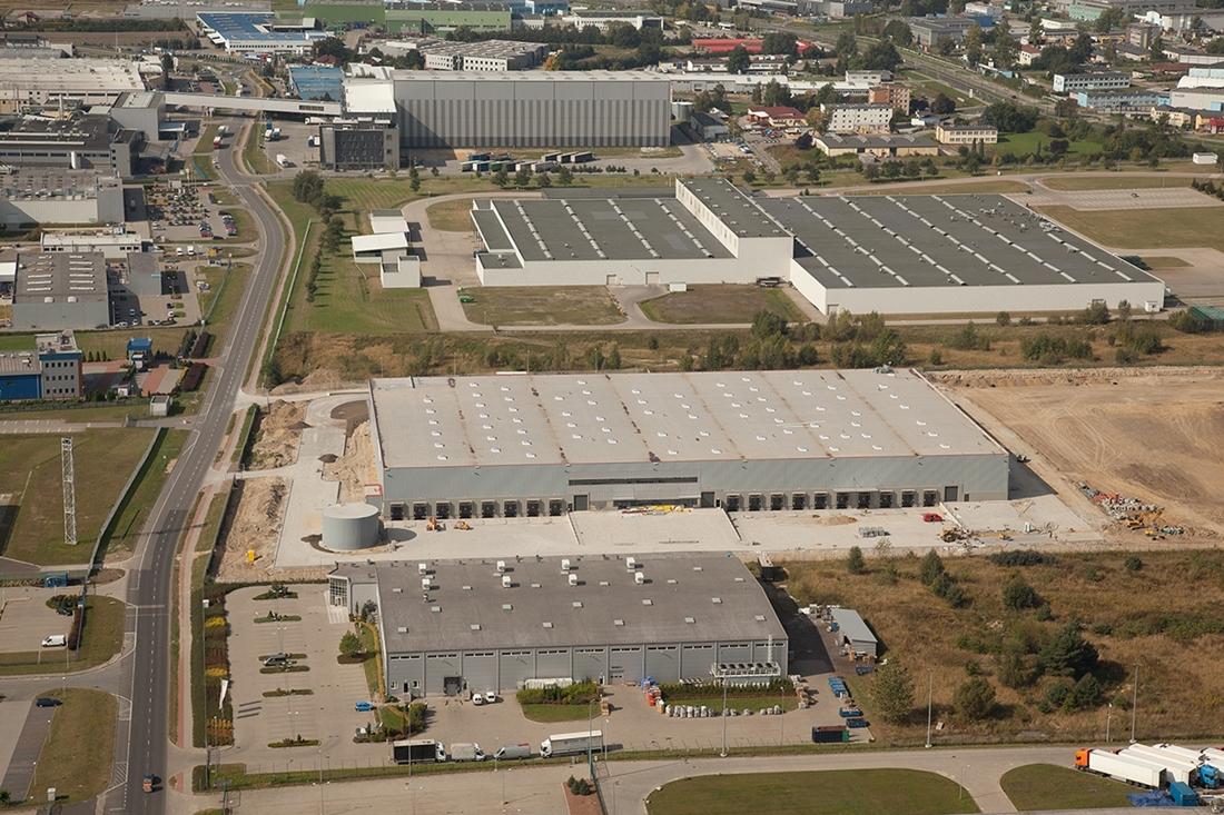 Zdjęcie lotnicze prezentuje obiekt magazynowy Segro Business Park Tychy, położony w rejonie Górnego Śląska.