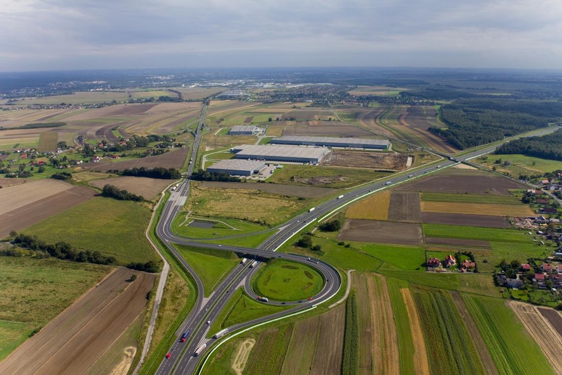 Zdjęcie lotnicze przedstawia 4 obiekty magazynowe Tulipan Park Gliwice, położone w bliskim sąsiedztwie węzła drogowego ,,Kleszczów’’(autostrada A4).