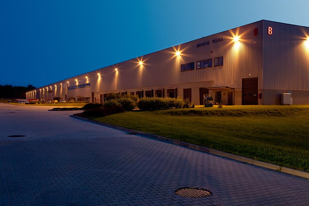 Zdjęcie wykonane nocą, przedstawia oświetlony budynek magazynowy ,,B’’ Tulipan Park Gliwce.
