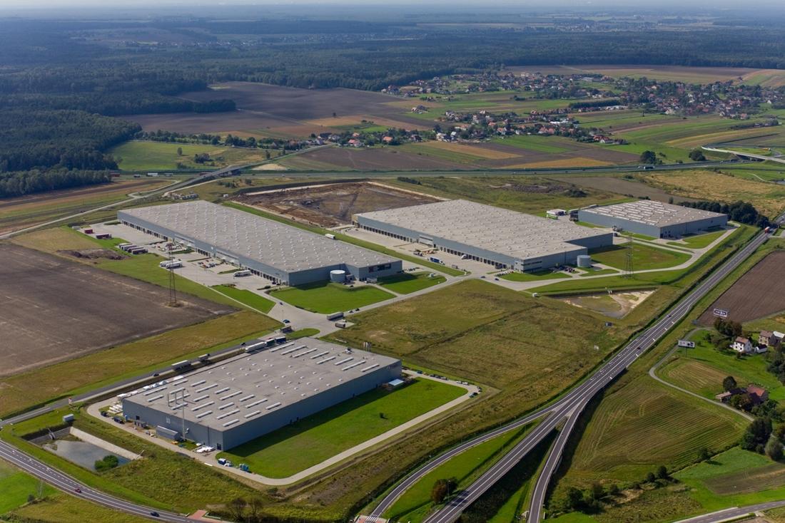 Zdjęcie lotnicze prezentuje kompleks magazynowy Tulipan Park Gliwice, zlokalizowany na terenie Górnego Śląska.