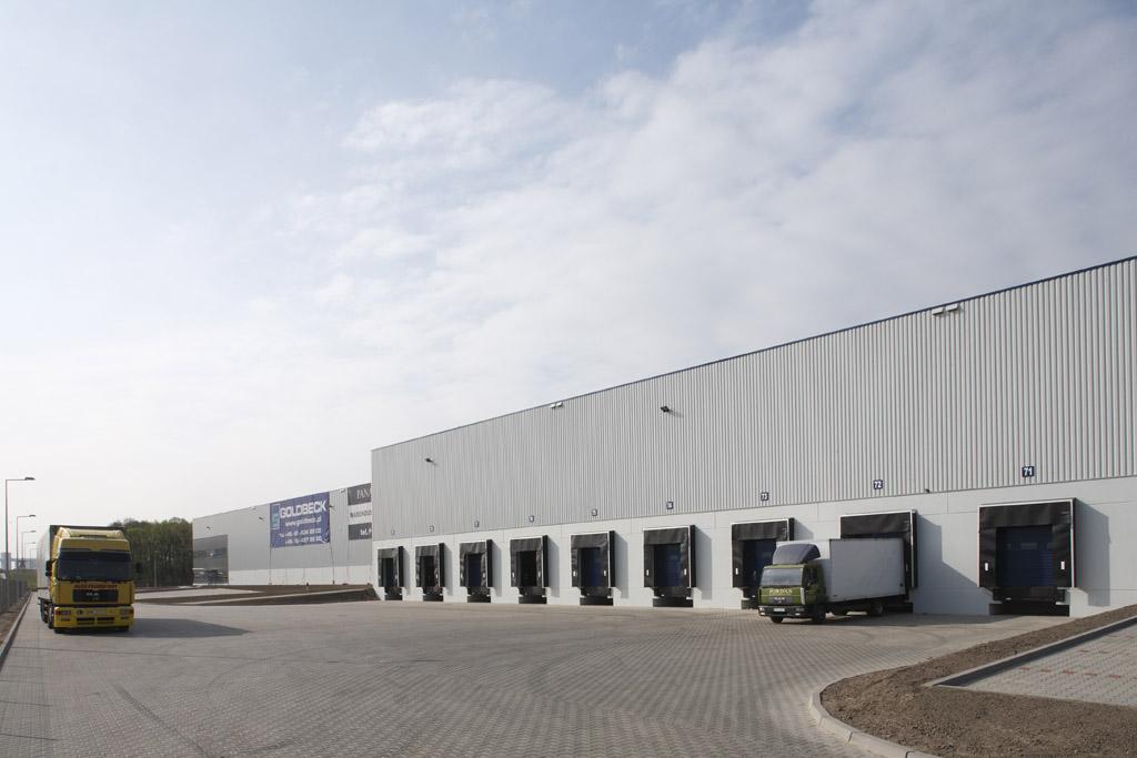 Zdjęcie prezentuje magazyn Segro Logistics Park Gądki w Gądkach. W tle widać załadunek ciężarówki (dok nr. 72).