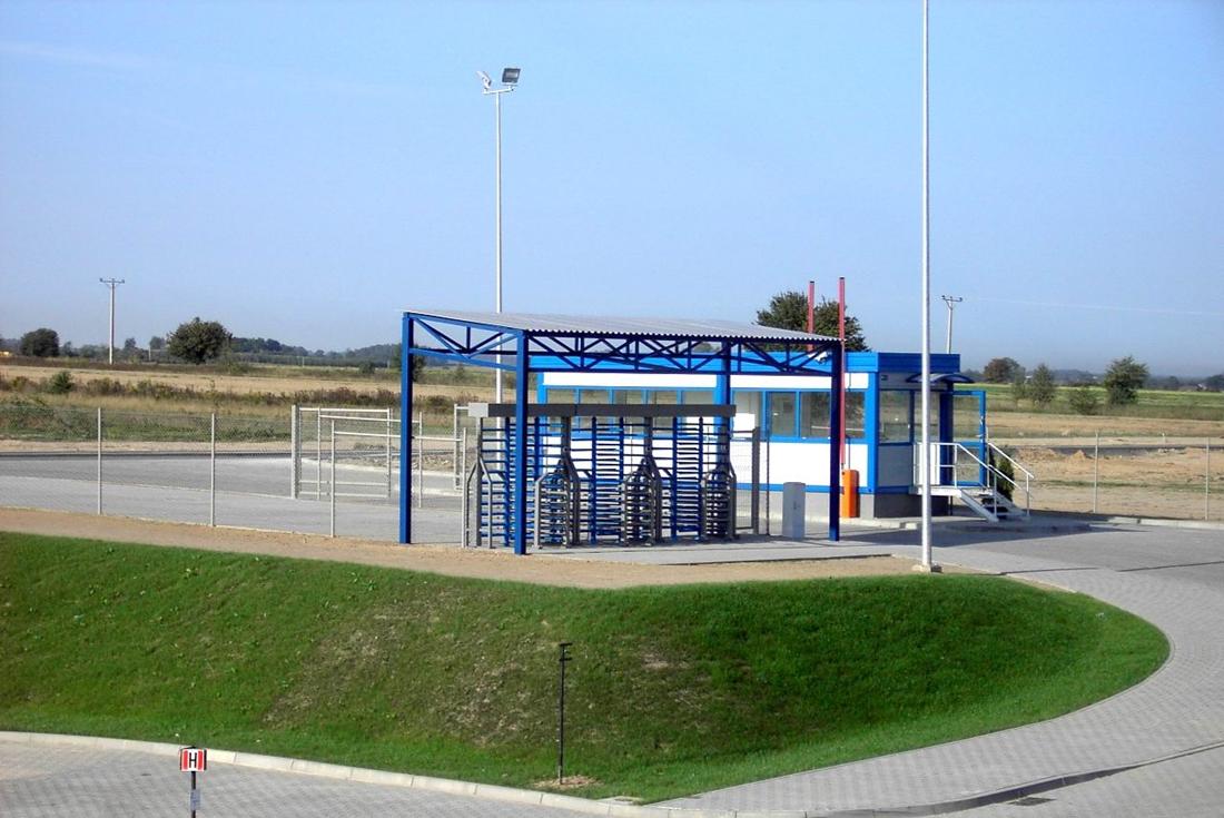 Zdjęcie prezentuje bramki wejściowe oraz drogę wjazdową Segro Logistics Park Stryków.