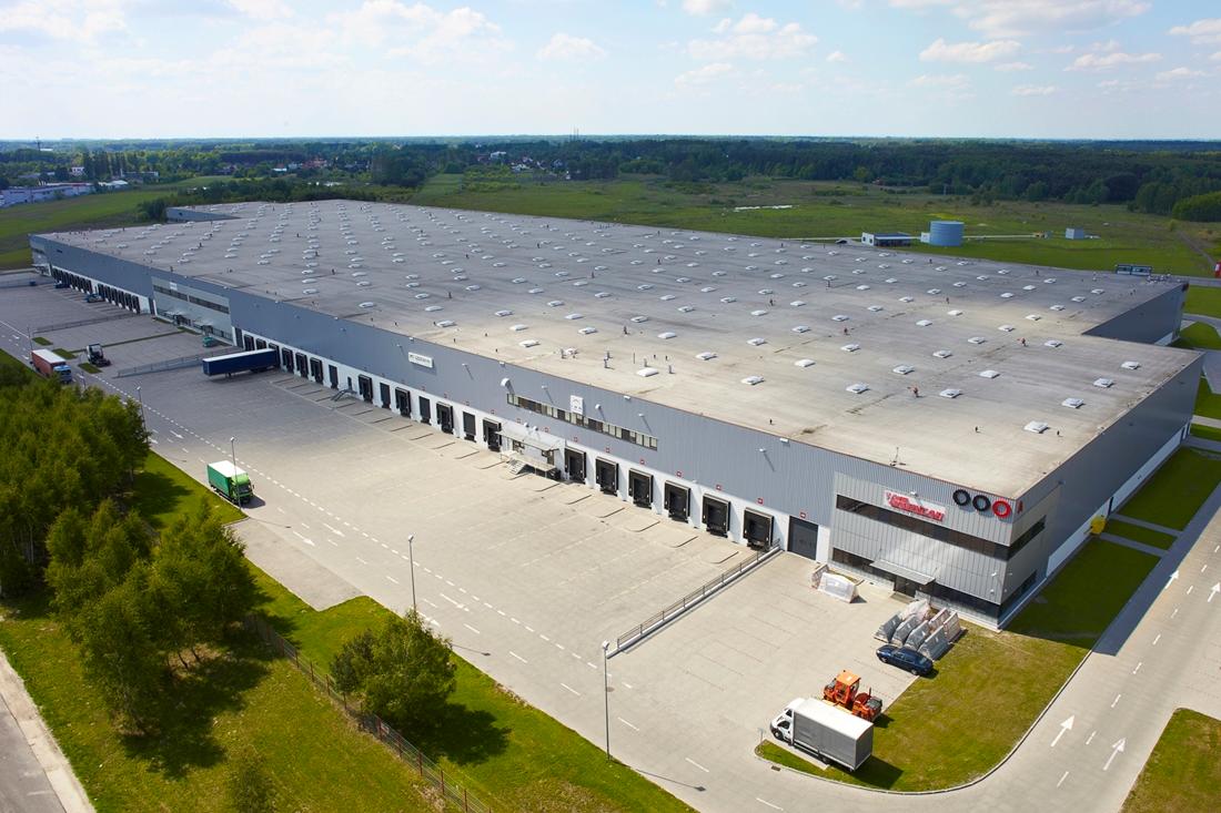 Zdjęcie lotnicze ukazuje budynek magazynowy ,,A’’ SEGRO Logistics Park Warsaw, Nadarzyn, położony w miejscowości Nadarzyn.