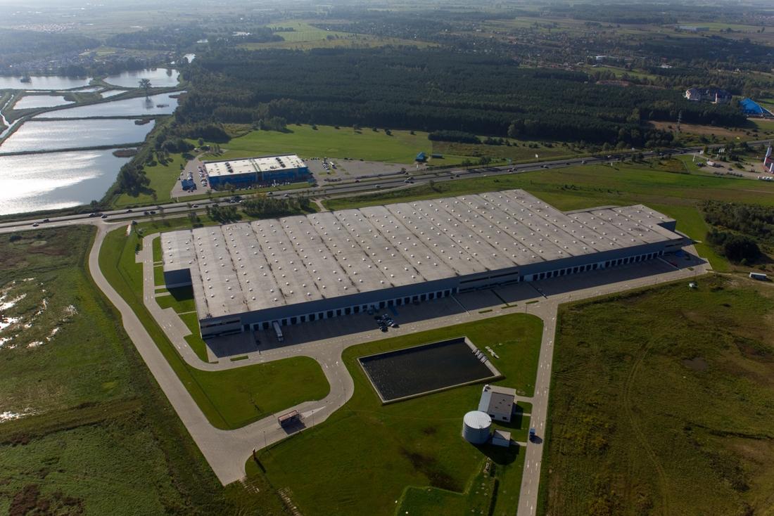 Zdjęcie lotnicze prezentuje kompleks magazynowy SEGRO Logistics Park Warsaw, Nadarzyn, zlokalizowany w bezpośrednim sąsiedztwie drogi krajowej nr.8.