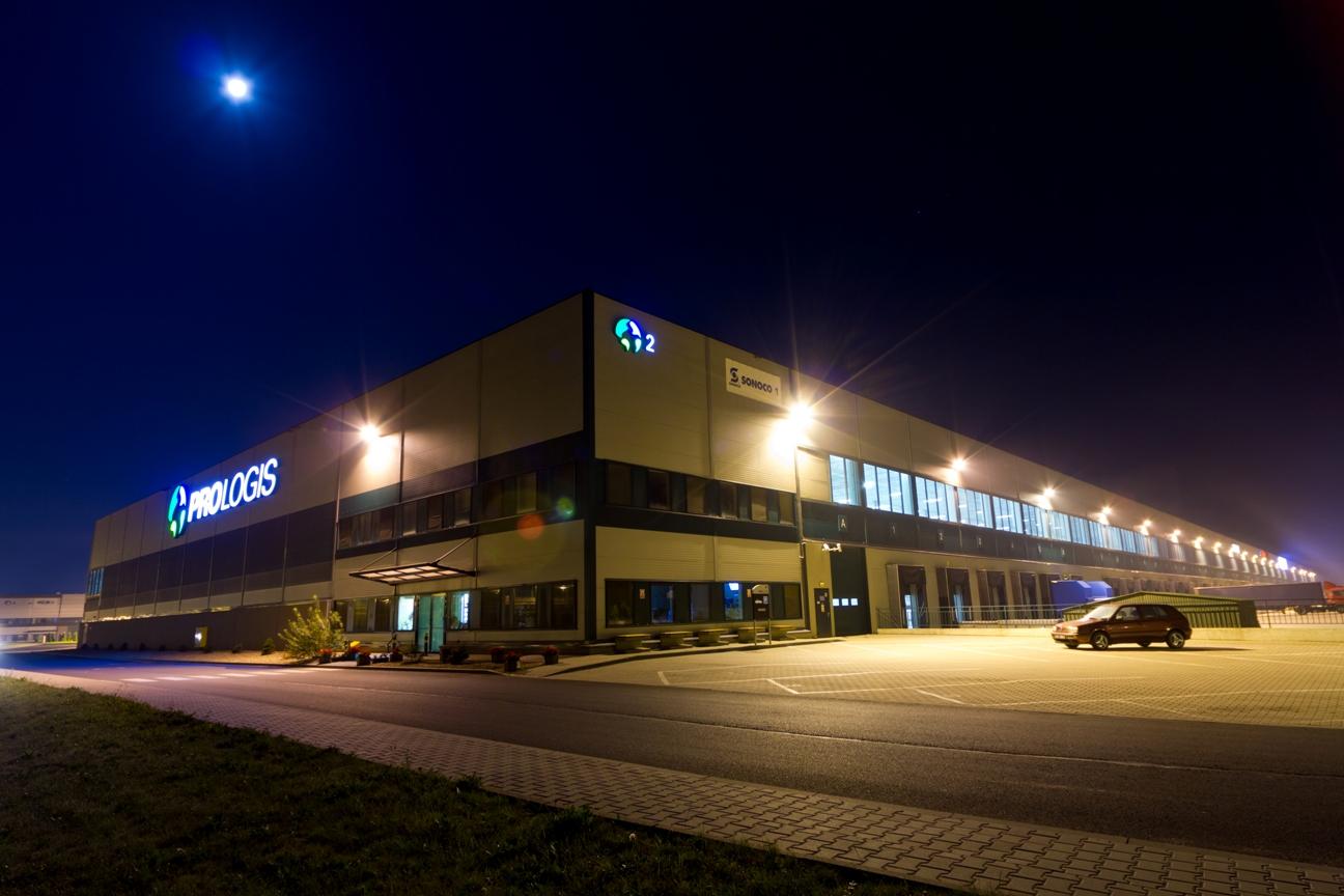 Zdjęcie wykonane nocą, prezentuje oświetlony budynek magazynowy ''nr. 2'' Prologis Park Wrocław III.