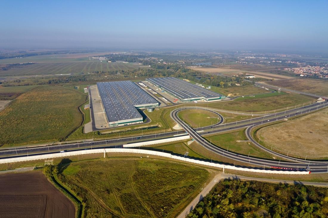Zdjęcie lotnicze przedstawia kompleks magazynowy Prologis Park Wrocław III, zlokalizowany w bezpośrednim sąsiedztwie węzła drogowego ''Lotnisko''.